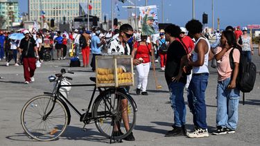 Un vendedor ambulante en La Habana y personas que asistieron a la marcha frente a la Oficina de Intereses de Estados Unidos.