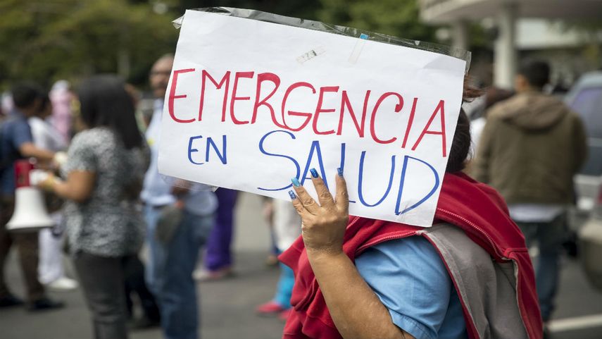 Trabajadores hospitalarios manifiestan por mejoras salariales en Caracas.