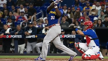 El cubano Yasiel Puig a servicio de los Tiburones de La Guaira conecta jonrón en el octavo inning ante los Tigres del Licey en la Serie del Caribe Miami 2024