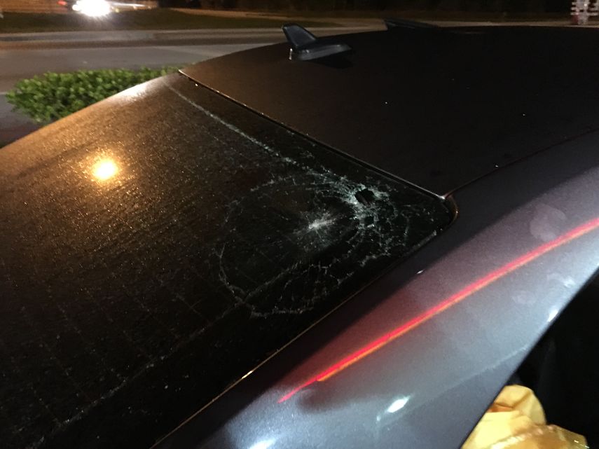 Testigos informaron que escucharon disparos y vieron destellos de balas desde un vehículo Porsche blanco y otro auto del mismo color, indicó un comunicado de FHP.