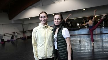 La bailarina rusa Olga Smirnova, a la izquierda, y la bailarina ucraniana Anastasia Gurskaya posan en Nápoles, Italia, donde bailaron en el espectáculo “Apoya a Ucrania - Ballet por la Paz”.