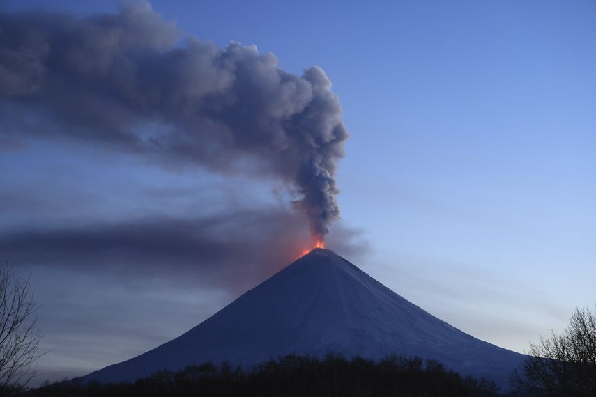 El Volcán Activo Más Alto De Eurasia Entra En Erupción Sobre Rusia