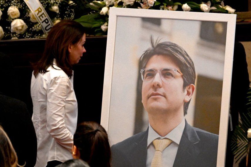 María Claudia Tarazona, esposa del senador Miguel Uribe Turbay, observa la foto de su esposo fallecido el 11 de agosto de 2025.