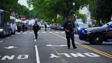 El Servicio Secreto de EEUU bloquea una calle cerca de la Casa Blanca, en Washington, DC, el 28 de abril de 2026.