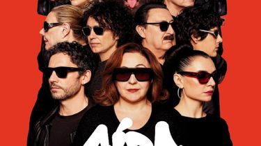 Cartel oficial de&nbsp;Aída y vuelta (2026), la nueva produccion dirigida por Paco León que lleva al cine el universo de Esperanza Sur.