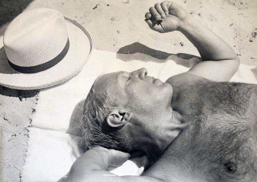 La exposición destaca, en seis salas, las influencias poéticas, históricas y culturales que el pintor extrajo de sus diferentes estancias e integró en sus obras de alguna manera.