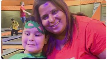 Michelle junto su hijo Michael.&nbsp;