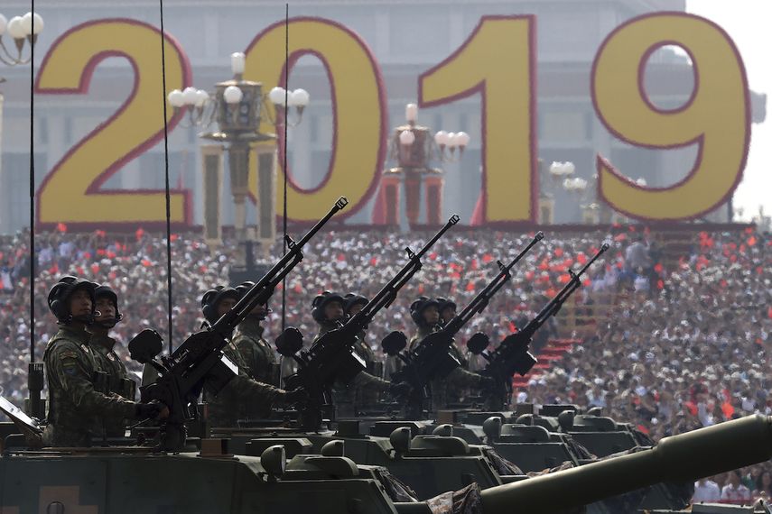 Veh&iacute;culos militares participan en un desfile para celebrar el 70mo aniversario de la fundaci&oacute;n de la China comunista en Beijing, el martes 1 de octubre de 2019.&nbsp;