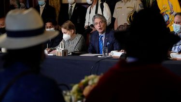 El presidente de Ecuador, Guillermo Lasso, se reúne con la Confederación de Nacionalidades Indígenas, luego de las recientes protestas contra las políticas gubernamentales, en Quito, Ecuador.