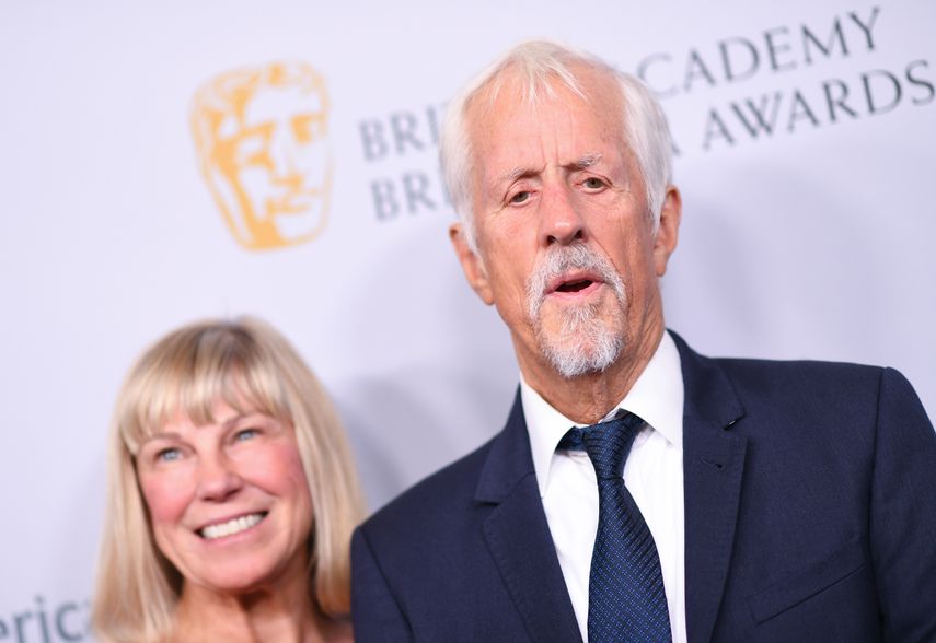 En esta fotografía del 25 de octubre del 2019, el director británico Michael Apted y su esposa, Paige Simpson, arriban a la entrega de los premios BAFTA, en Beverly Hills, California.&nbsp;