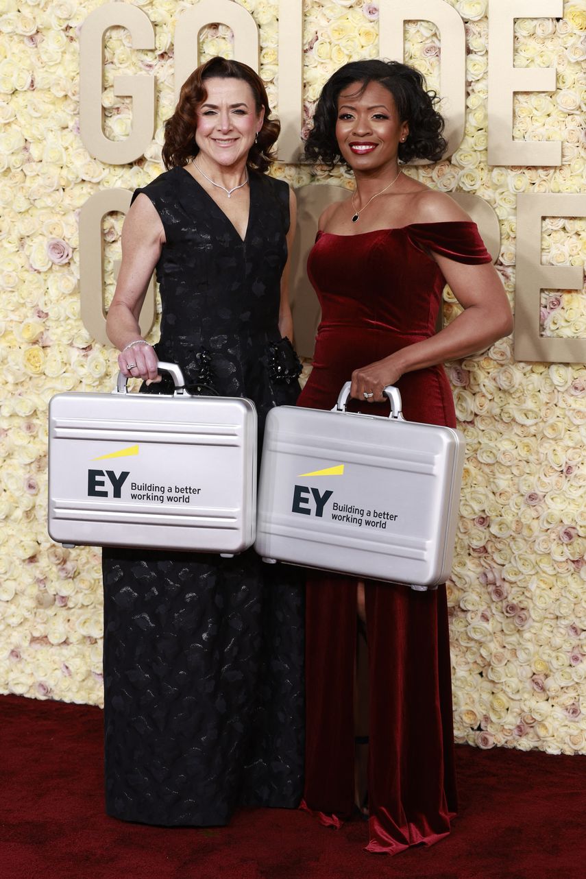 Los representantes de EY llevan maletines cuando llegan a la 81a edición anual de los Globos de Oro en el hotel Beverly Hilton en Beverly Hills, California, el 7 de enero de 2024 &nbsp;