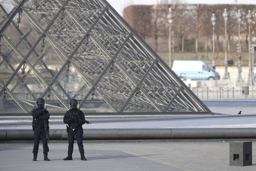 Agentes de policía montan guardia en los alrededores del museo del Louvre&nbsp;en París.