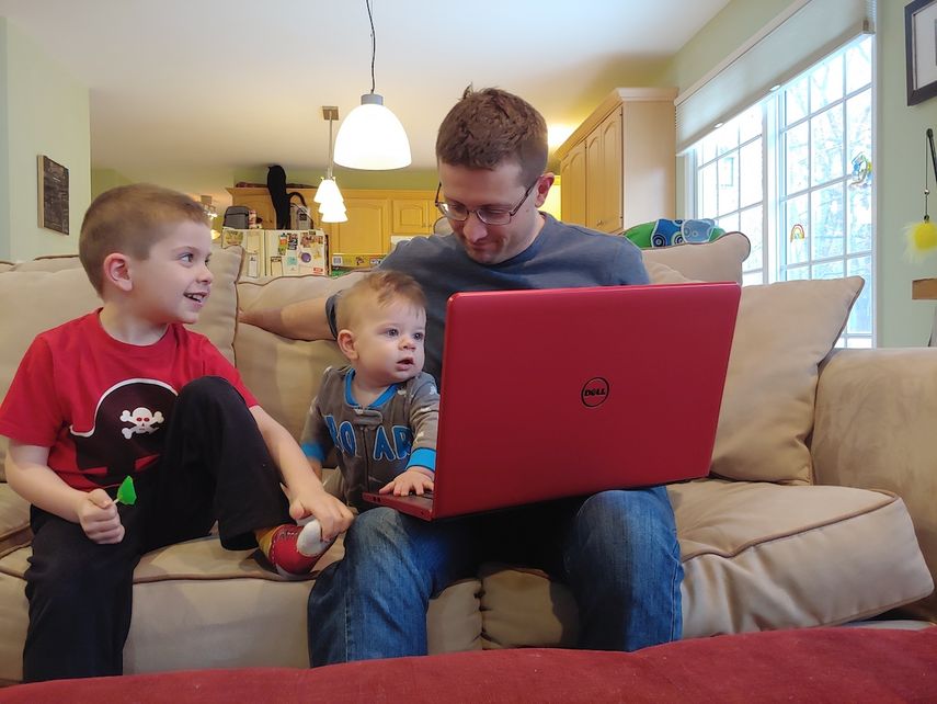 Imagen proporcionada por Caren Tolleth de su esposo, Michale, y sus hijos Gavin, de 5 a&ntilde;os, y Emmett, 9 meses, en su casa en Gillete, Nueva Jersey.&nbsp;