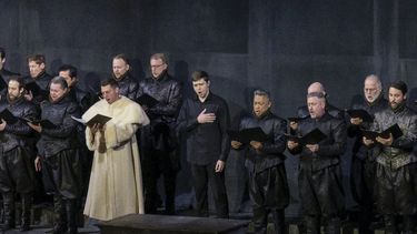 El bajo-barítono Vladyslav Buialskyi, en el centro, canta el himno nacional de Ucrania junto a la orquesta y coro de la Ópera Metropolitana, el 28 de febrero antes de una función de Don Carlos de Verdi en Nueva York. La Met Ópera ofreció un concierto a beneficio del país invadido por Rusia.&nbsp;