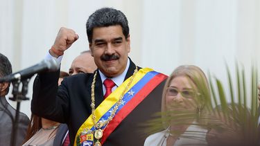 El dictador venezolano Nicolás Maduro alza un puño a su llegada al edificio de la Asamblea Nacional Constituyente durante una conmemoración del 20mo aniversario de la Constitución, en Caracas, Venezuela, el domingo 15 de diciembre de 2019. A la derecha está su esposa Cilia Flores.