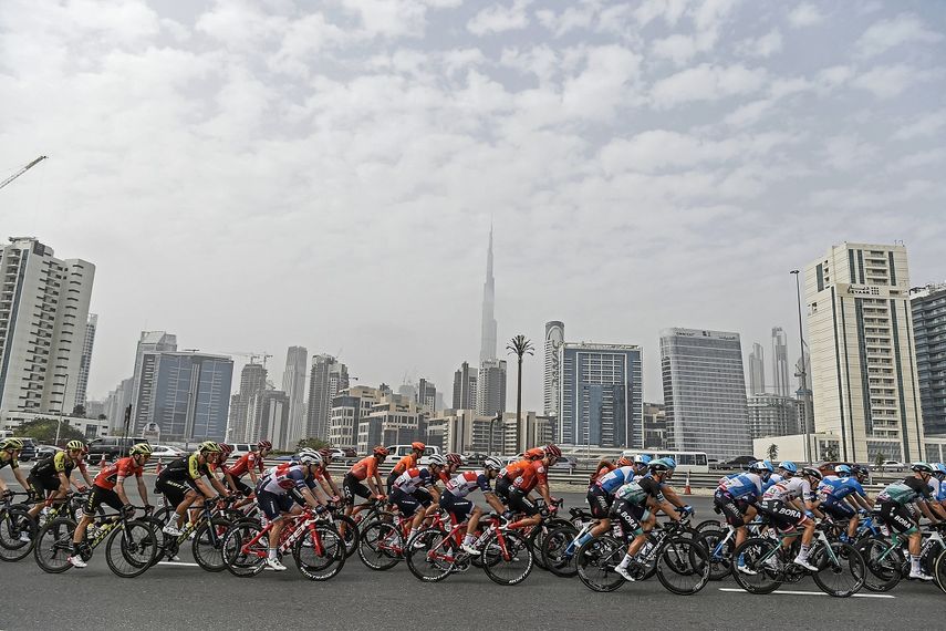 El pelotón del Tour de los Emiratos Árabes Unidos durante la cuarta etapa en Dubái, el miércoles 26 de febrero de 2020. 