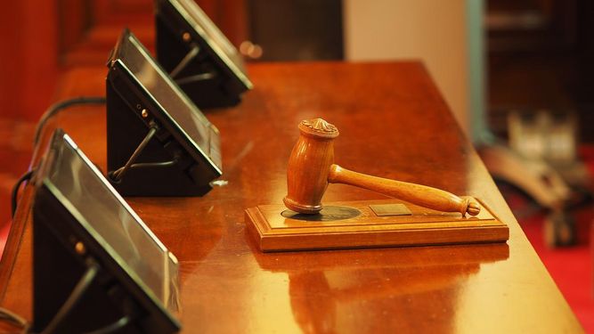 La foto ilustra la sala de un tribunal de justicia.