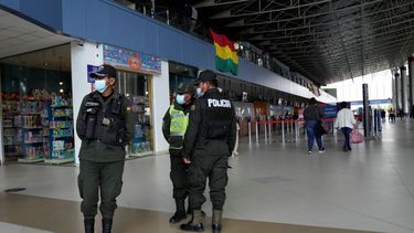 Despliegue policial en aeropuerto de Bolivia el 1ero de Diciembre 2021