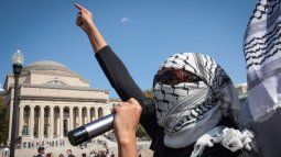 Manifestantes propalestinos marchan por el campus de la Universidad de Columbia para conmemorar el primer año de la guerra entre Hamás e Israel en la ciudad de Nueva York el 7 de octubre de 2024. Manifestantes propalestinos marchan por el campus de la Universidad de Columbia para conmemorar el primer año de la guerra entre Hamás e Israel en la ciudad de Nueva York el 7 de octubre de 2024.