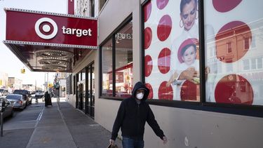 Una persona sale de un local de Target en Brooklyn, Nueva York, el 6 de abril de 2020.&nbsp;