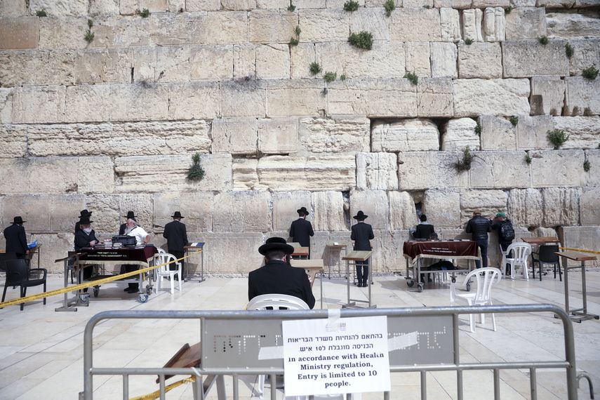 En esta foto del 15 de marzo de 2020, jud&iacute;os ultraortodoxos guardan sana distancia al orar en el Muro de los Lamentos en Jerusal&eacute;n.&nbsp;