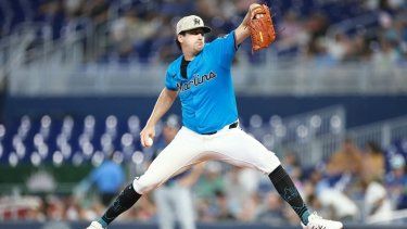 El derecho Cal Quantrill, de los Marlins de Miami, trabaja durante un desafío contra los Rays de Tampa Bay, el 18 de mayo de 2025.
