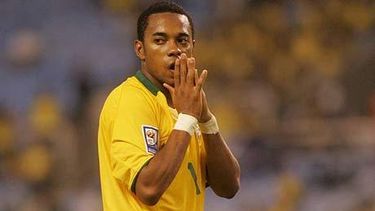 Robinho, quien juega con el Santos, vuelve a jugar con el Scracht. (AP)