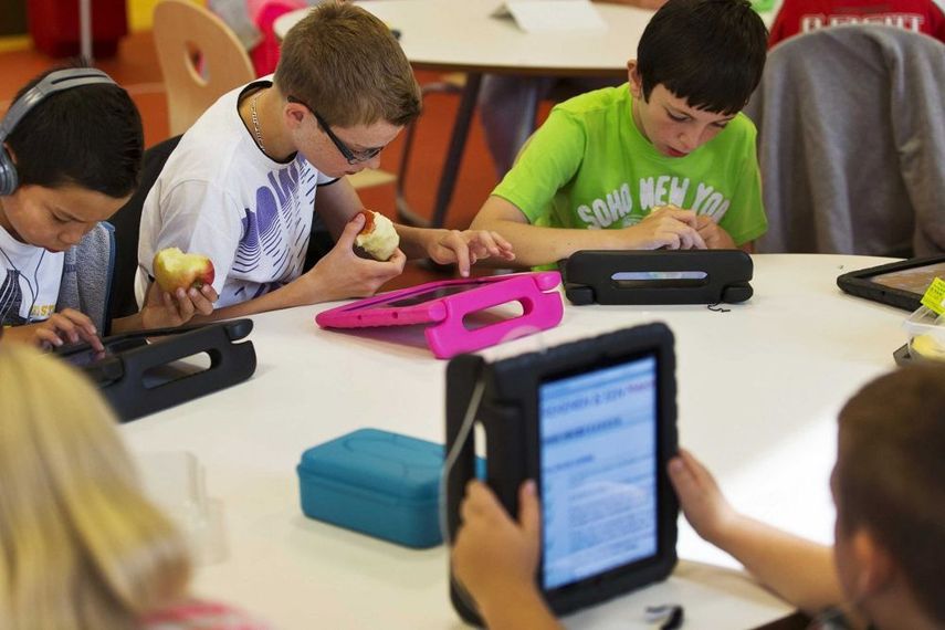 El dispositivo permite el uso del&nbsp;Apple&nbsp;Pencil, dirigido inicialmente al iPad Pro, y el lápiz de un tercero, Crayon, de la marca Logitech.