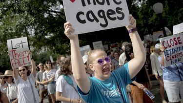 Una mujer grita consignas mientras sostiene una pancarta durante una protesta contra la detención de niños migrantes en la frontera de EEUU el jueves 4 de julio de 2019, en Austin, Texas.