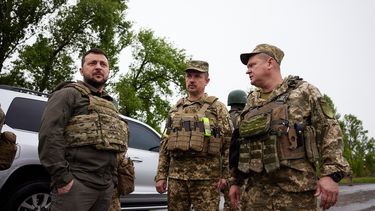 El presidente ucraniano Volodimir Zelenski (izquierda) hablando con militares durante su visita a la región de Kharkiv.