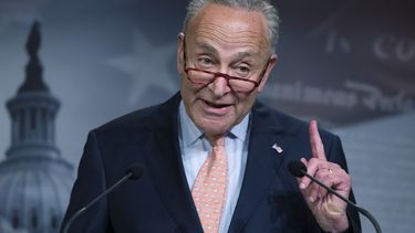 &nbsp;Esta foto de archivo del 1 de agosto del 2019 muestra al l&iacute;der de la bancada dem&oacute;crata del Senado, el republicano Chuck Schumer, hablando con reporteros en el Capitolio en Washington.&nbsp;