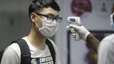 Una persona es revisada por un agente de salud en el Aeropuerto Internacional Murtala Muhammed en Lagos, Nigeria, el miércoles 4 de marzo de 2020.