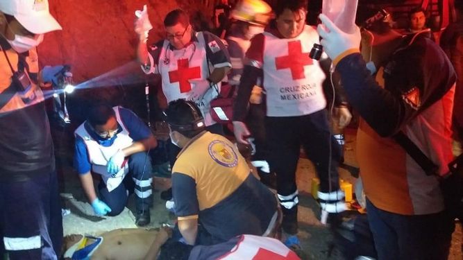 Rescate de cuerpos en el sitio donde al menos 25 migrantes centroamericanos murieron y 29 resultaron heridos al volcarse el camión en el que viajaban en la carretera Ixtapa-Soyaló en Chiapas.