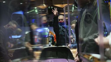 Personas con mascarillas y divididas por paneles de acrílico como medida de prevención contra el coronavirus, juegan en una mesa de dados en la inauguración de Mohegan Sun Casino en Virgin Hotels, el 25 de marzo de 2021, en Las Vegas.&nbsp;