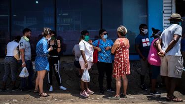 Afuera de una tienda estatal de comida, personas con mascarillas para protegerse del nuevo coronavirus esperan en línea para entrar en La Habana, Cuba, el martes 19 de mayo de 2020.&nbsp;