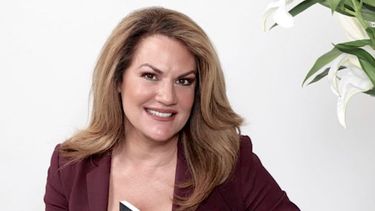 La periodista Eileen Cardet posa con su novela Urano.&nbsp;