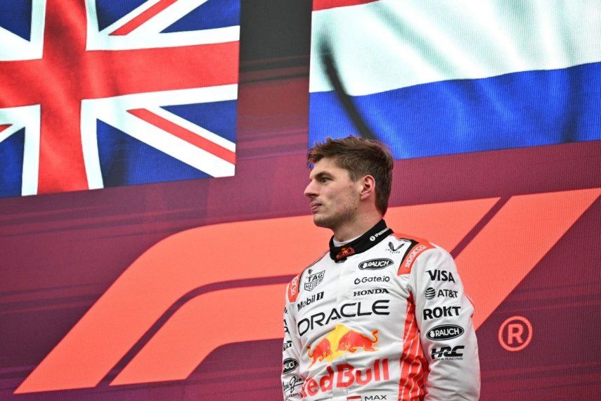 El holandés Max Verstappen, de Red Bull, celebra en el podio después de ganar el Gran Premio de Japón, el 6 de abril de 2025.