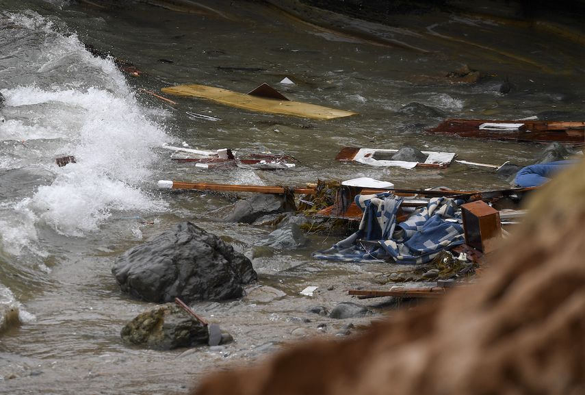 Escombros de una embarcación que encalló y se despedazó por el oleaje llegan a la costa en el Monumento Nacional Cabrillo, el domingo 2 de mayo de 2021, en San Diego.&nbsp;
