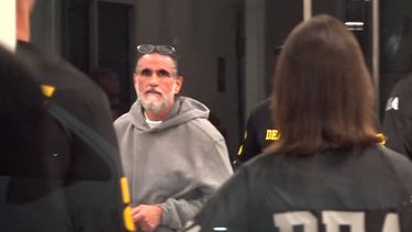 &nbsp;Captura de video del empresario colombiano Alex Saab escoltado por agentes de la DEA a su llegada este sábado, al aeropuerto de Opa-locka, en el condado de Miami-Dade