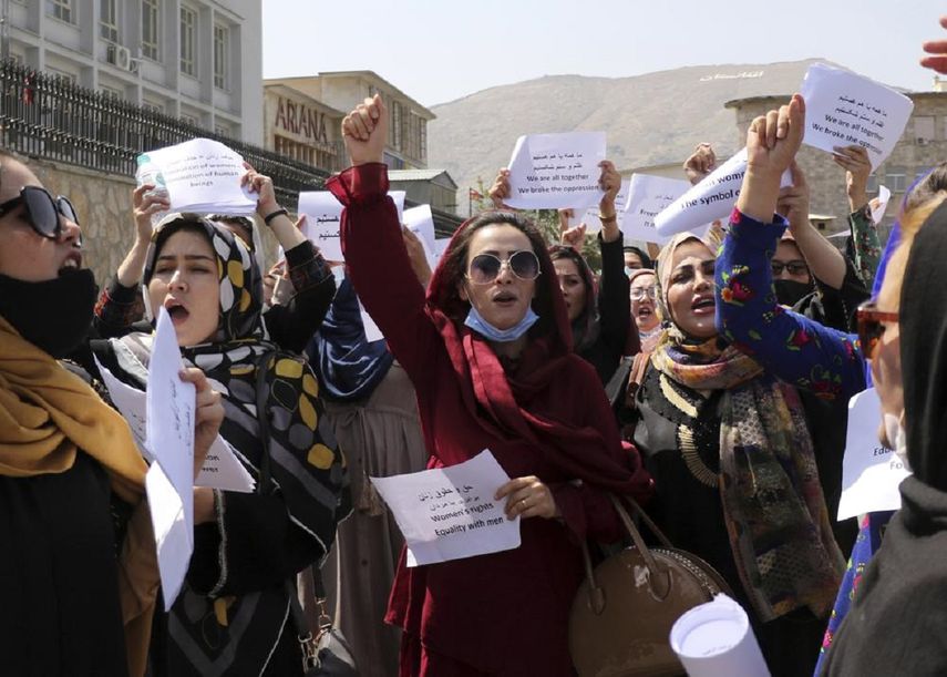 Varias mujeres participan en una protesta para exigir respeto a sus derechos bajo el gobierno talibán, el viernes 3 de septiembre de 2021, en Kabul, Afganistán
