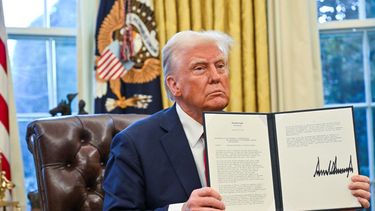 El presidente de Estados Unidos Donald J. Trump muestra una de las decenas de órdenes ejecutivas firmadas en la Oficina Oval de la Casa Blanca.