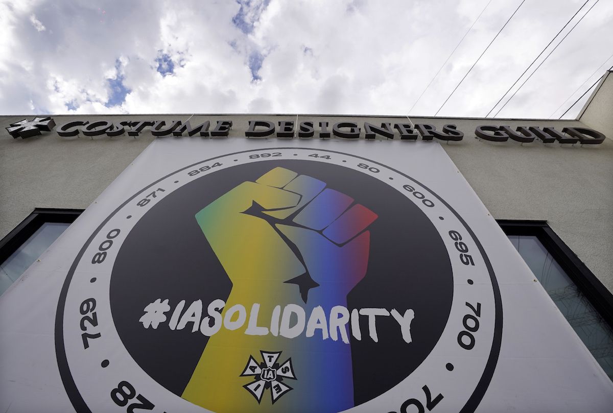 Un póster que llama a la solidaridad sindical cuelga de un edificio que alberga oficinas de la Alianza Internacional de Empleados de Escenarios Teatrales (IATSE, por sus siglas en inglés) el lunes 4 de octubre de 2021 en Burbank, California. La IATSE votó a favor de autorizar una huelga por primera vez en sus 128 años de historia. Un póster que llama a la solidaridad sindical cuelga de un edificio que alberga oficinas de la Alianza Internacional de Empleados de Escenarios Teatrales (IATSE, por sus siglas en inglés) el lunes 4 de octubre de 2021 en Burbank, California. La IATSE votó a favor de autorizar una huelga por primera vez en sus 128 años de historia.