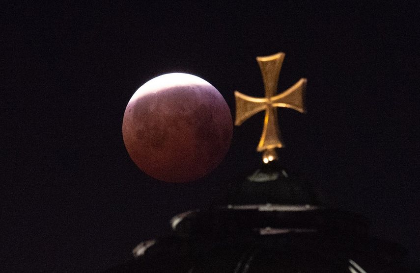 Vista de la súper&nbsp;luna&nbsp;de&nbsp;sangre&nbsp;sobre la iglesia de Santa Isabel este lunes en Nuremberg, Alemania.