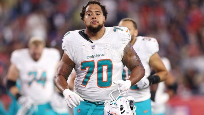 El jugador Kendall Lamm, de los Dolphins de Miami, sale del campo durante un partido contra los Patriots de Nueva Inglaterra, el 17 de septiembre de 2023.