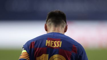 El argentino Lionel Messi, del Barcelona, se muestra cabizbajo durante el partido de los cuartos de final de la Liga de Campeones ante el Bayern Munich, en el Estadio de la Luz, en Lisboa, Portugal, el viernes 14 de agosto de 2020