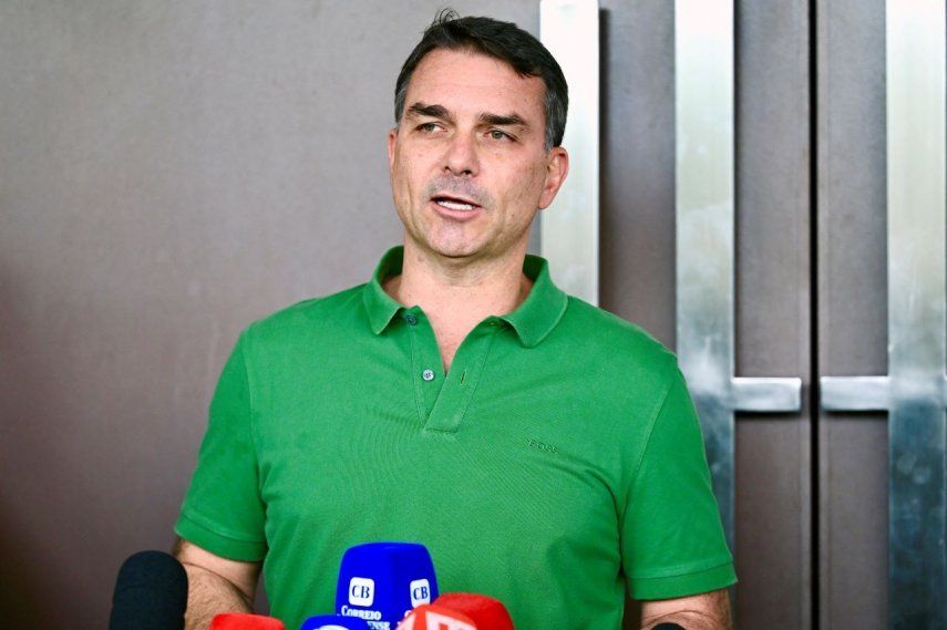 El senador brasileño e hijo del expresidente Jair Bolsonaro, Flavio Bolsonaro, habla con los medios en Brasilia el 7 de diciembre de 2025.