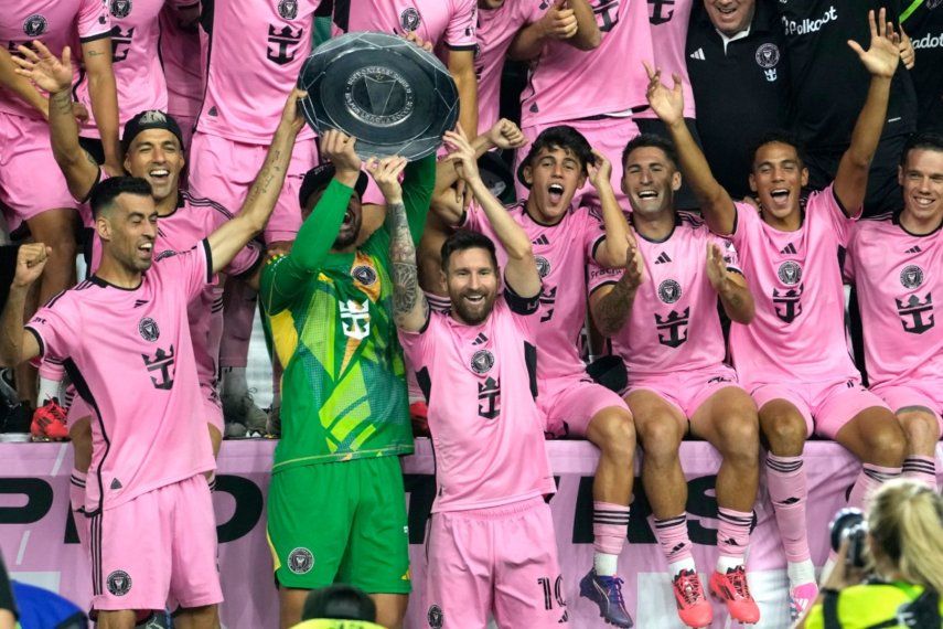 Lionel Messi y los demás jugadores del Inter Miami festejan en una ceremonia por la conquista del Supporters Shield, el sábado 19 de octubre de 2024.