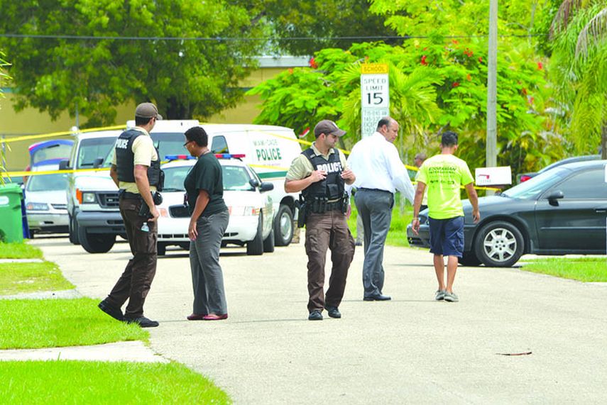 Agentes de la Policía en el vecindario donde fueron asesinadas las dos mujeres. (Foto. Giselle Santalucci y Telemundo)