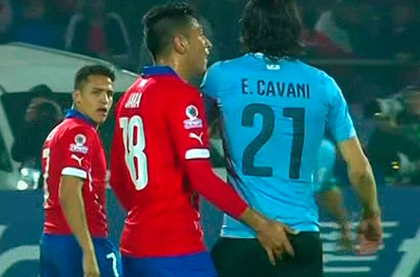 Gonzalo Jara le introdujo dos dedos en la parte de atrás al uruguayo. (CAPTURA)
