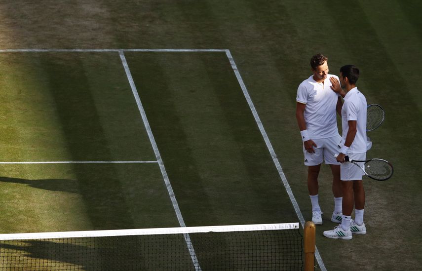Al momento de detener el partido, el tres veces campeón en Londres&nbsp;estaba abajo por&nbsp;7-6 (7-2) y 2-0.